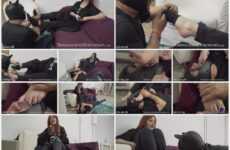 Dominaciony Fetichismo Damsel and her submissive foot locker in the living room