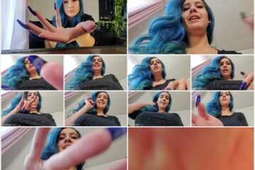 Freya Reign - Played With In A Giantess Hand
