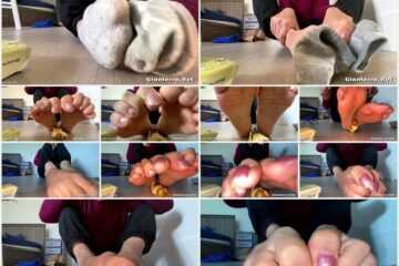 Troublefeetxoxo - Feet Scrunching With Shrunken Toy I Would Love To Shrink Yo