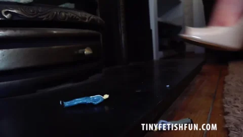 Tinyfetishfun – Giantess Bonnie Bellotti Is In Charge As She Towers Over The Collection Of Tiny