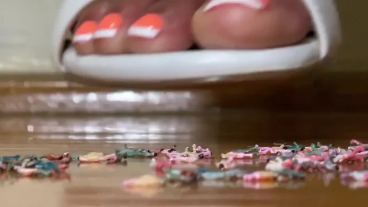 Pink foxx  – Giantess in Heels Smashes Little People