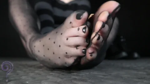 Clue – Giantess Boot Worship