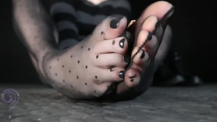 Clue – Giantess Boot Worship
