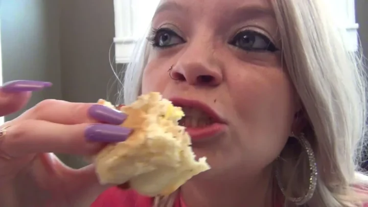 Southern Giantess – Breakfast Sandwich Starts A Good Morning