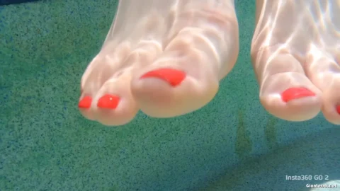 WorldUnseenFilms – Scarletts Feet in the water