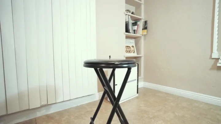 Giantess Ave – Musical Chair