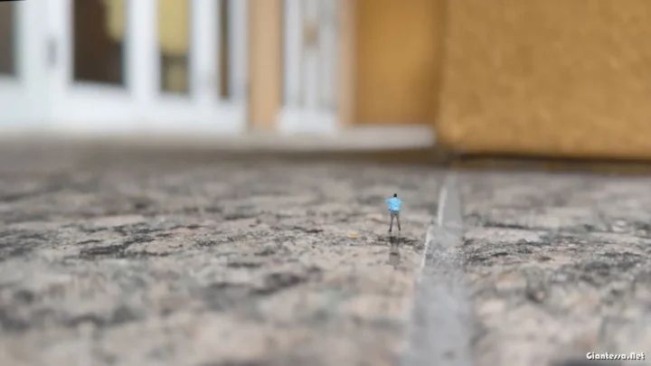 WorldUnseenFilms – Tinies In The Lobby