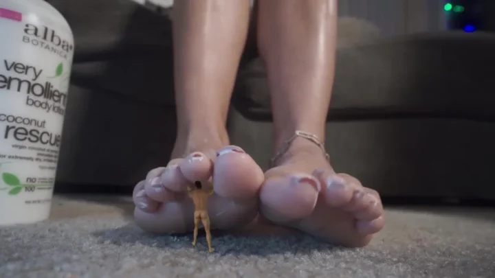 Giantess Ave Romas Christmas Surprise