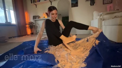 Elle Marz – Giant Cat Burglar Gets Stuck In Huge Fly Trap