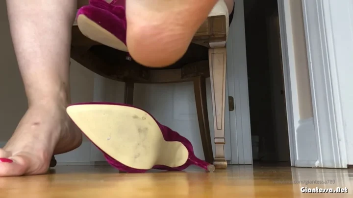 Giantessa789 – Shoe Tease 1