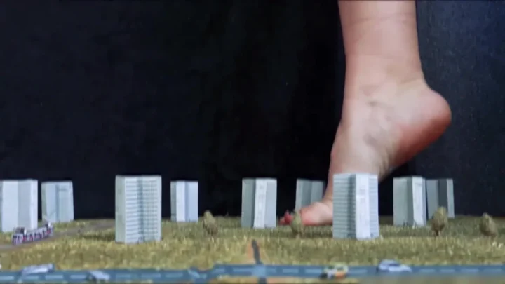 Watch mega giantess crushes a city