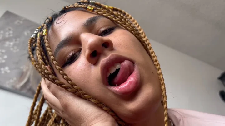 Colombianbigass – Open mouth and receive spit of giantess