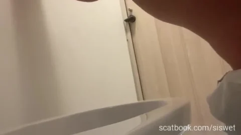 Siswet – Scatbook Peeing
