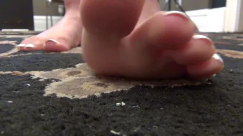 Southern Giantess – Candice Grows And Stomps Whole Family