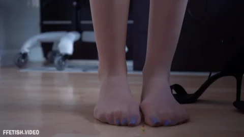 Giantess Versus Secret Agent