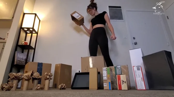 Foragers Giantess – 9.8 Megan Uses Her 6ft Frame On A City