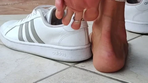 AtomicToez – Giantess and tiny under her toe