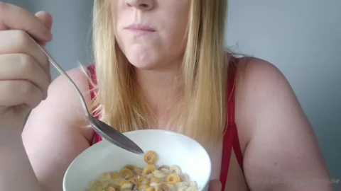 Julie Bliss – Love Finding Tinies Swimming With My Cereal – Watch What Happens