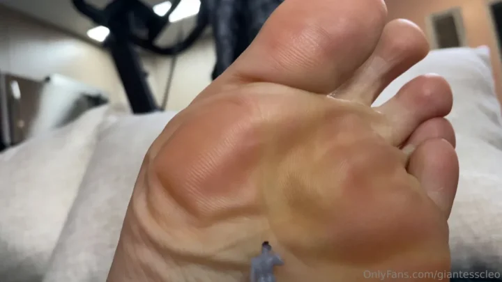 GIantess Cleo – Teenie, tiny playthings