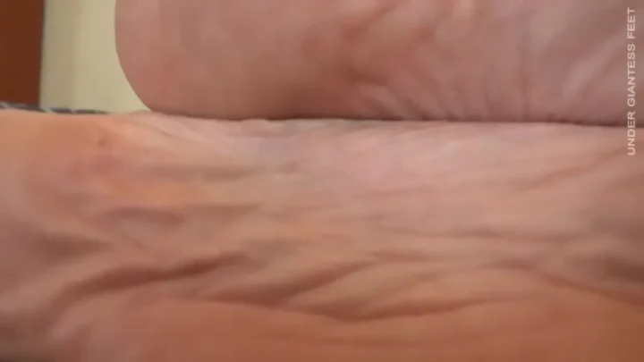 Under Giantess Feet – Crushed Under Giantess Mother SFX
