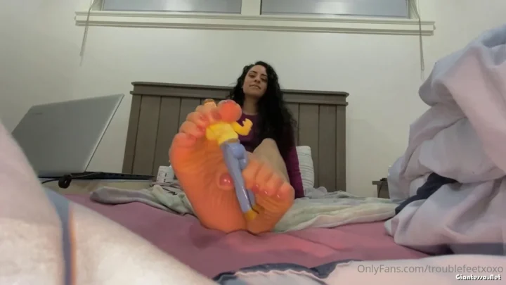 Troublefeetxoxo – Giantess and Toy 1