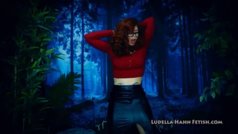 Ludella Hahns – The Librarian GIANTESS Transformation