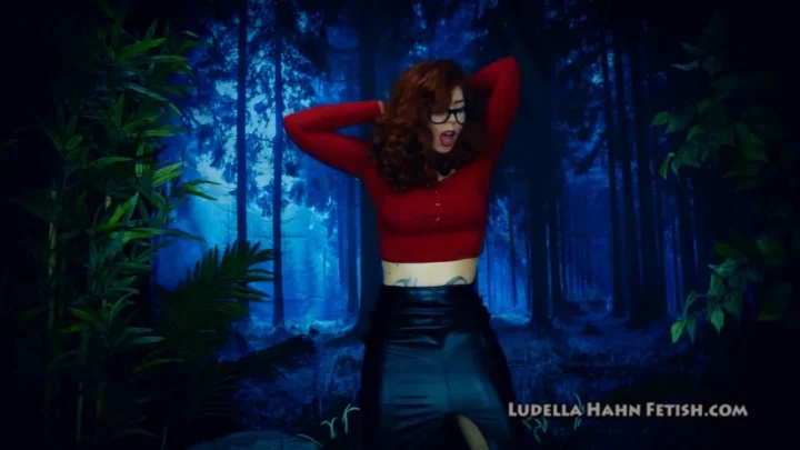 Ludella Hahns – The Librarian GIANTESS Transformation