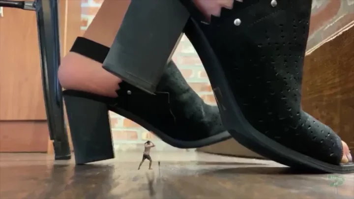 Giantess Ave Unaware Wife At A Bar