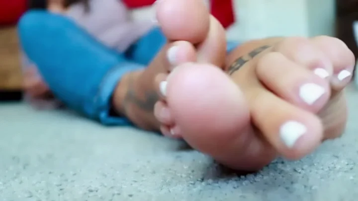 Giantess Foot Tease