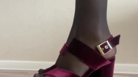 Nelly Giantess – Teasing A Tiny Man With My Heels