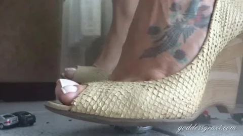 Goddess Grazi – Giantess 8