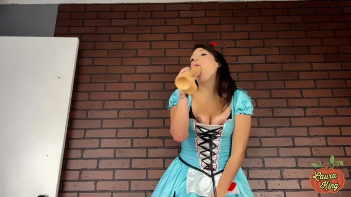 LauraKing – Giantess Alice and the Mad Fapper Game