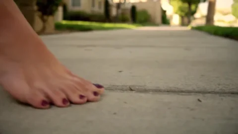 Giantess Katelyn Brooks – Helping The Neighborhood by Crushing Ants