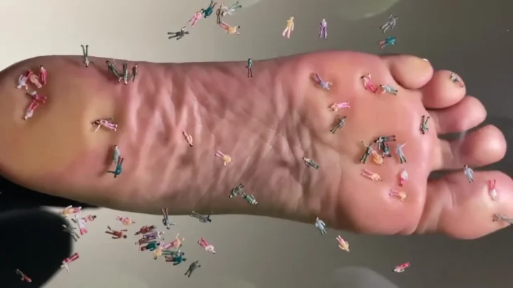 Pink Foxx – Giantess Smashes Her Subs