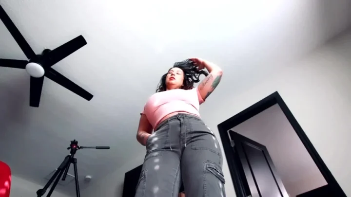Drea xoxo – Giantess Catches a Bed Bug