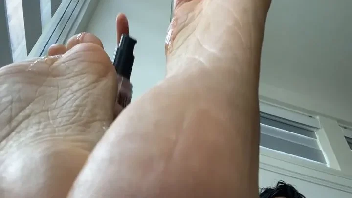 Troublefeetxoxo – Oily Giantess Soles Joi