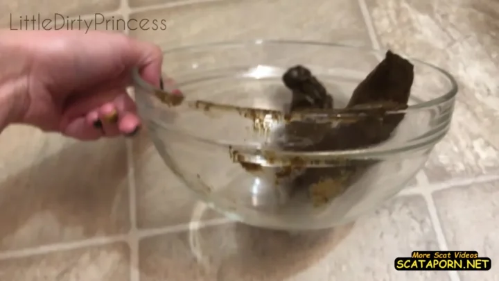 Pooping a long thick one into a bowl in my bedroom – Fboom – LittleDirtyPrincess