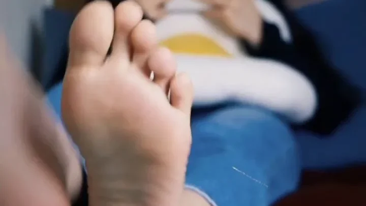 Jamie Feet – Giantess Jamie resistance is futile